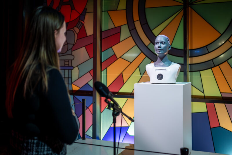 Op bezoek bij robot Ami in Ai de expo in Discovery Museum