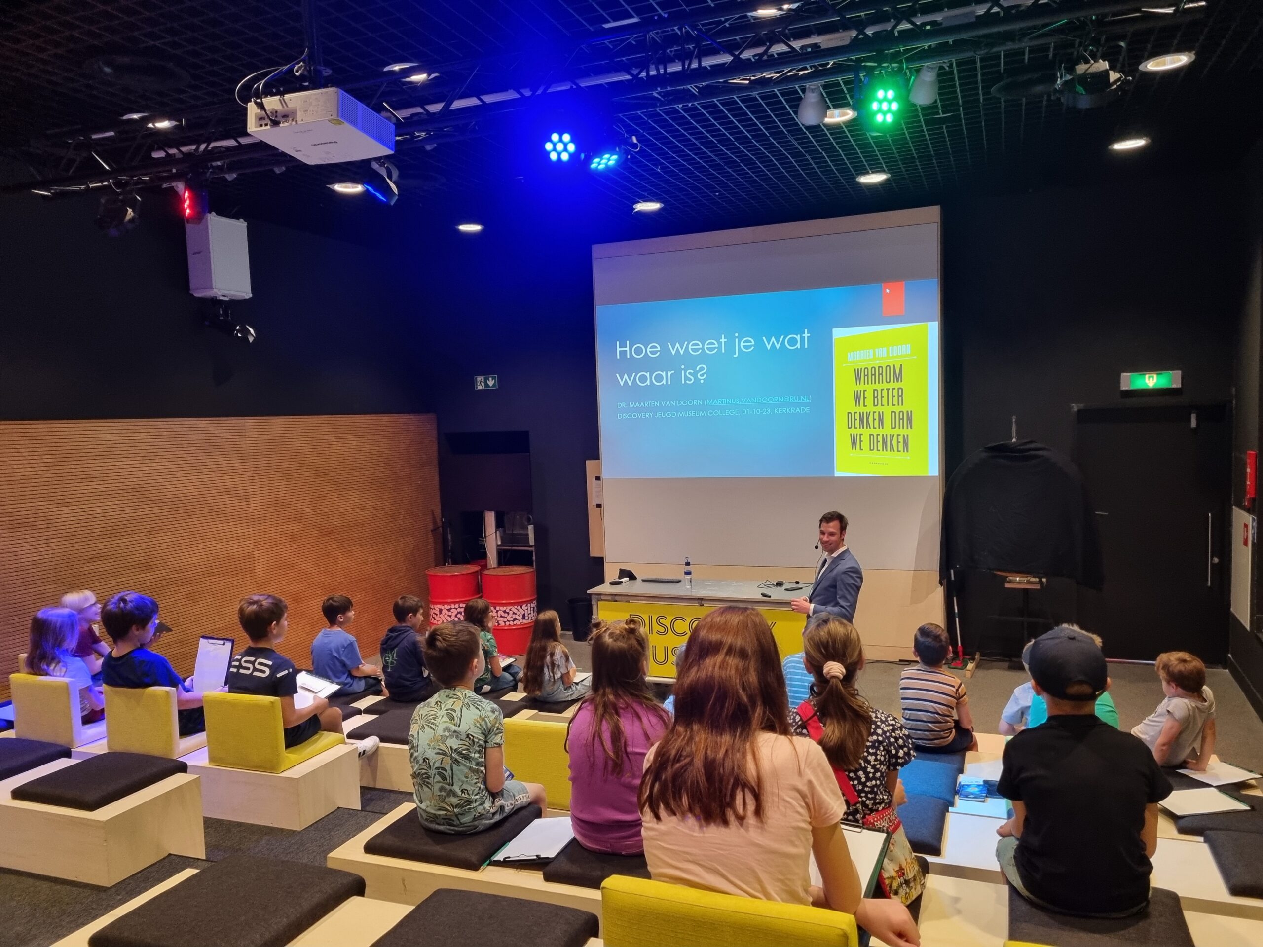 Nieuwsgierige studenten bij de Discovery Jeugd Colleges