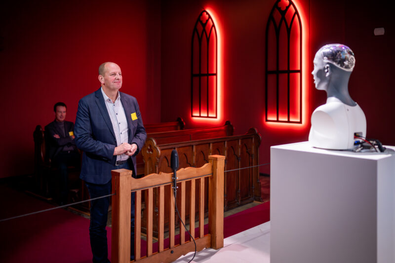 Ami die een toespraak doet bij het Power up event